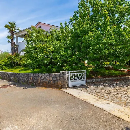 2 Bedroom Lovely In Apartment