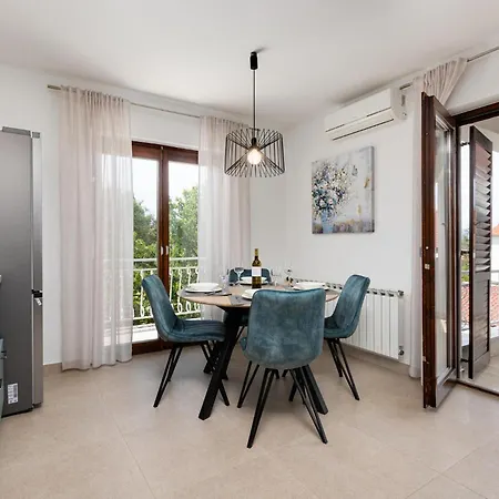 شقة 2 Bedroom Lovely In مالينسكا