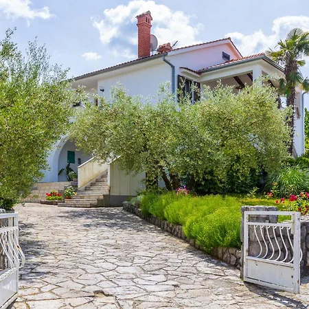 2 Bedroom Lovely In Malinska