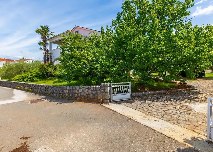 2 Bedroom Lovely In Apartment