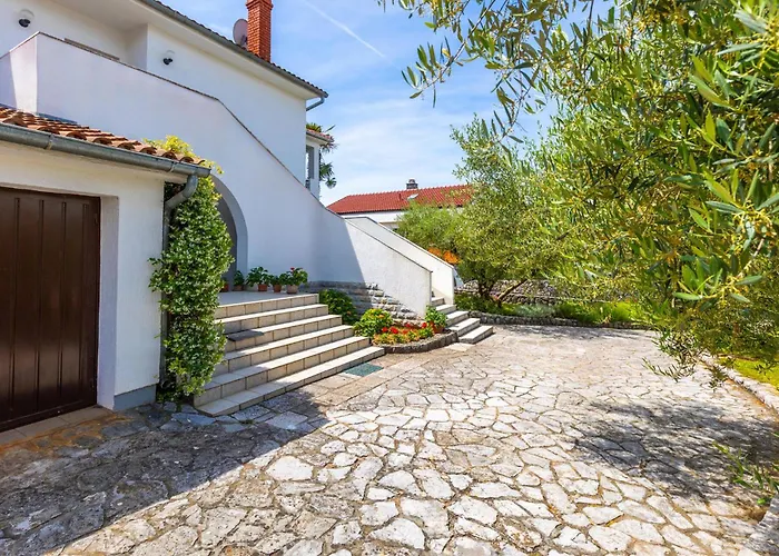 2 Bedroom Lovely In * Malinska