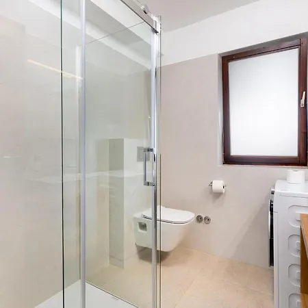 Διαμέρισμα 2 Bedroom Lovely In *